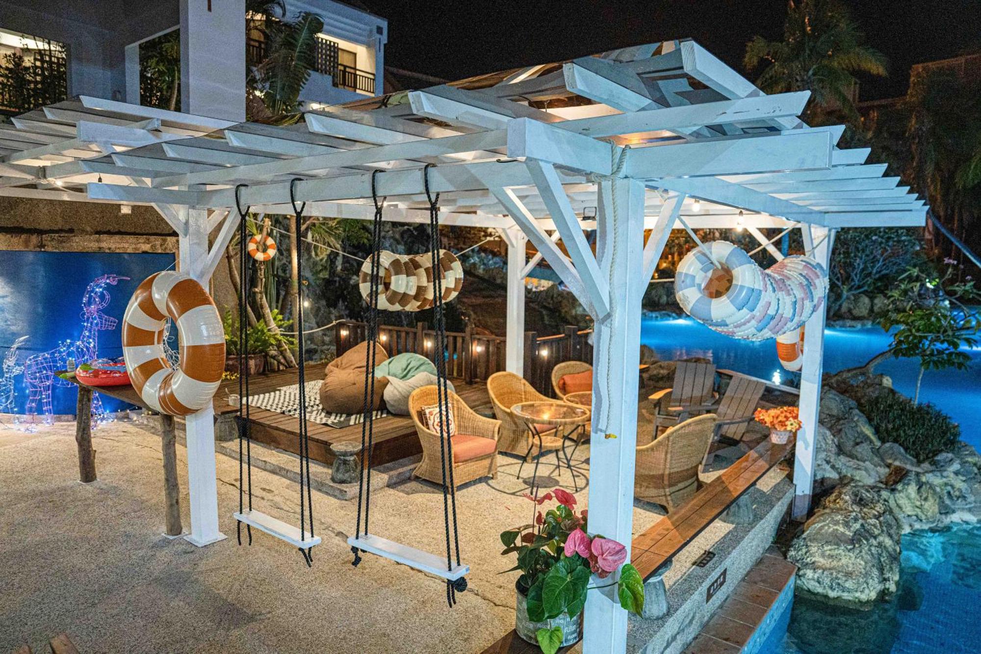 Yoho Beach Resort Kenting Heng-ch'un Exterior foto Pergola at the 2013 Home & Garden Show
