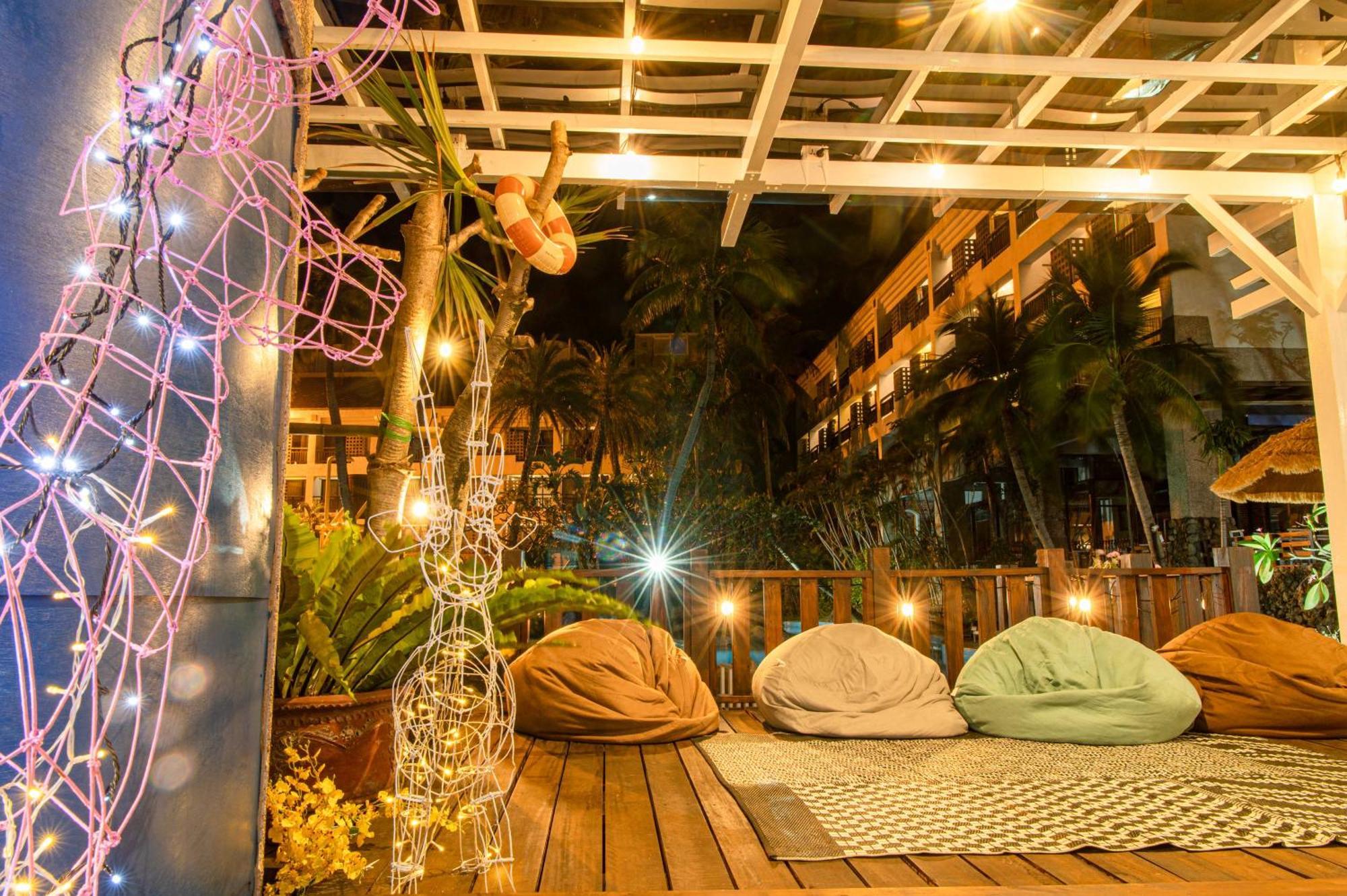 Yoho Beach Resort Kenting Heng-ch'un Exterior foto The interior of a rooftop bar in Bangkok, Thailand