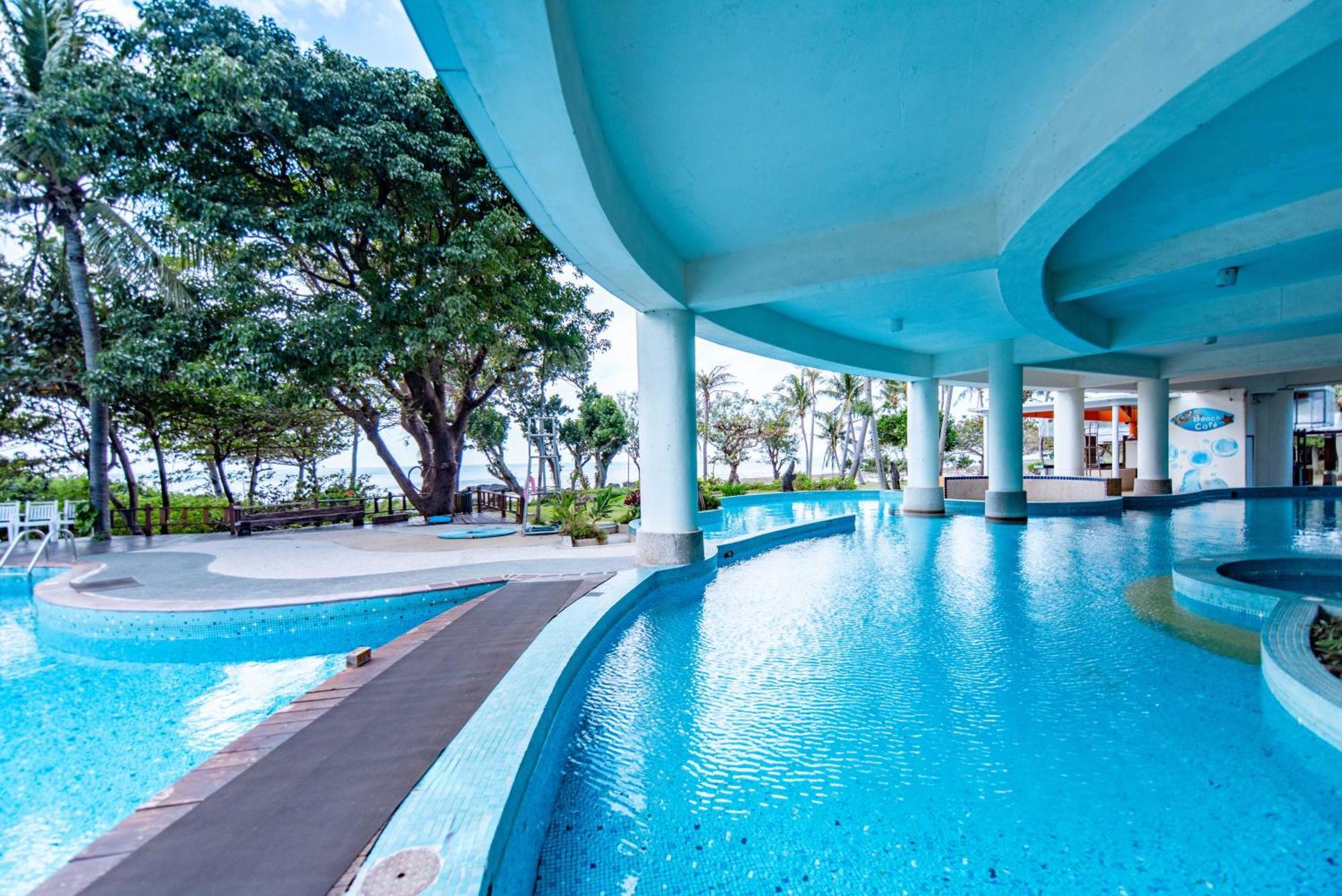 Yoho Beach Resort Kenting Heng-ch'un Exterior foto The pool at the resort
