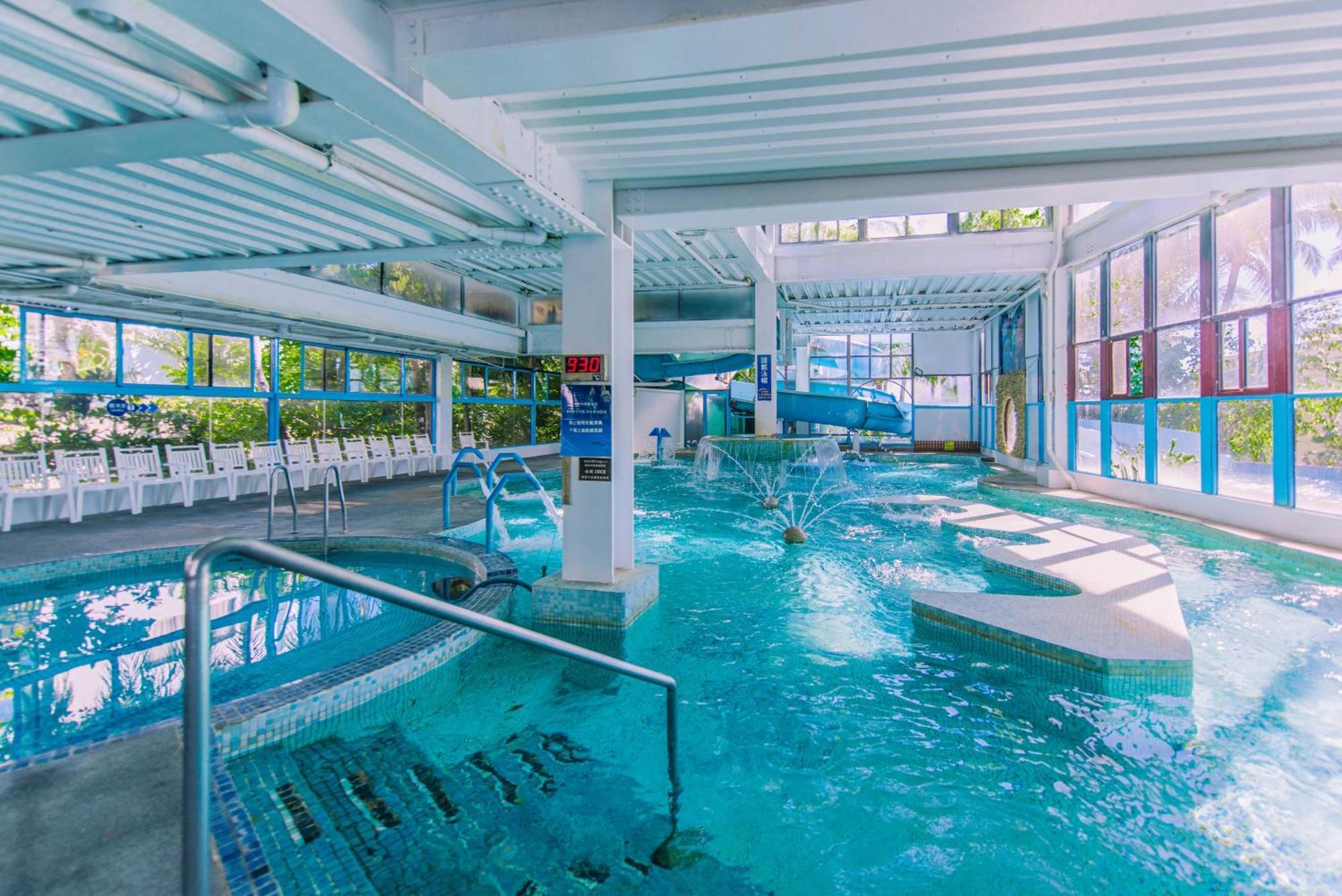 Yoho Beach Resort Kenting Heng-ch'un Exterior foto The indoor pool at the hotel